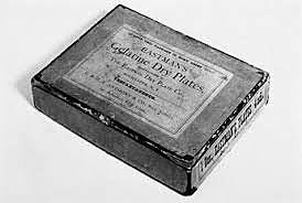 Se inventan las “placas secas”.