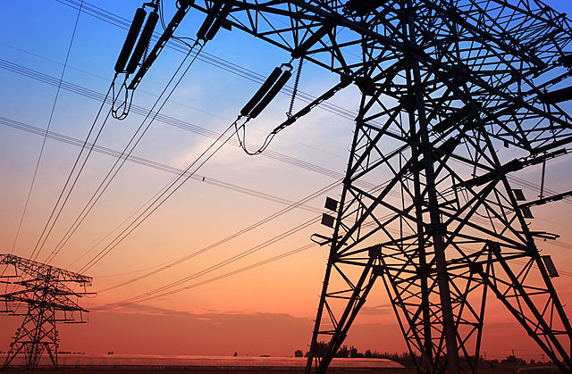 Inicia la industria eléctrica moderna.