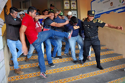 Fue agredido por la comunidad