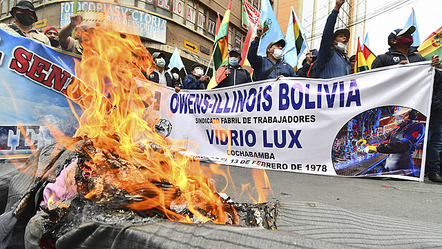 Fabriles despedidos protagonizan marchan por reincorporación; reportan 5.000 afectados