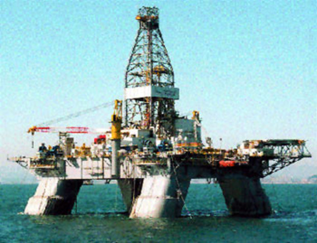 Secretary of Intererior Salazar announce 6 month hold on deepwater drilling