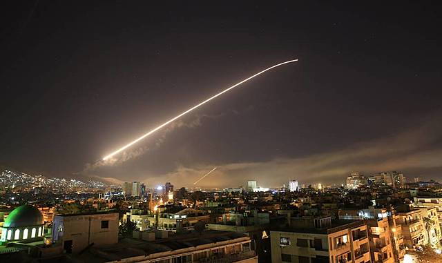 Estados Unidos, Reino Unido y Francia bombardean Siria