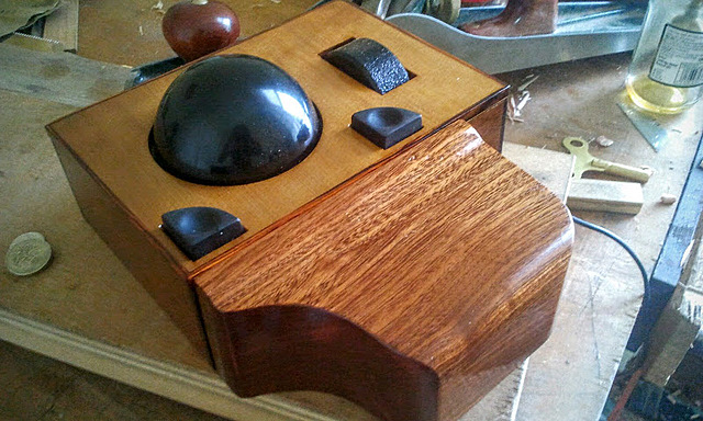Nace el trackball, el precursor del ratón