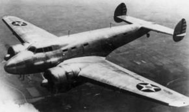 Automatic gyrostabilizer leads to first automatic pilot