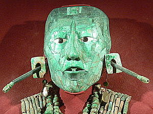 El Emperador Pacal muere a la edad de 80 años y es enterrado en el Templo de las Inscripciones de Palenque.