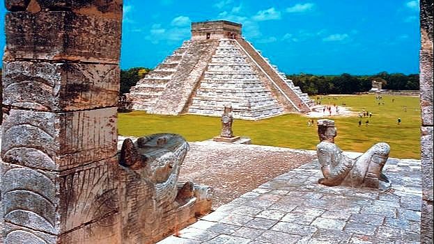 La ciudad de Chichén Itzá es abandonada por los toltecas. Los itzáes se establecen en el área abandonada.