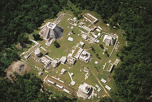 Mayapán se convierte en la capital de Yucatán cuando la Liga de Mayapán gobierna el país.