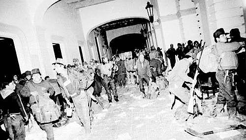 Los mayas de Chiapas, mayormente tzeltales y tzotziles ,se levantan contra el gobierno mexicano y toman la ciudad de San Cristóbal de las Casas.