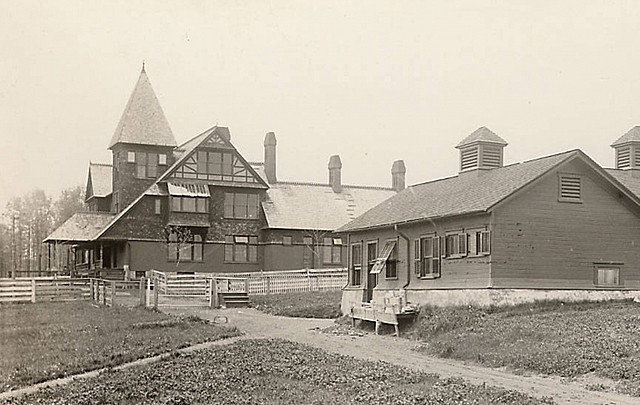 Primera universidad que transmite cursos por radio