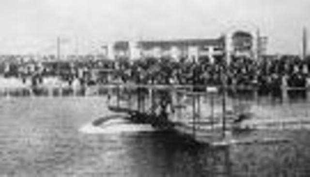 First modern commercial airliner