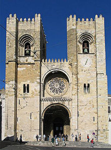 Romanesque Art Period (1000 - 1150 B.C) ( Cathedral of Lisbon)