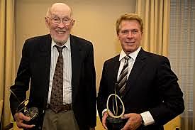 Thomas Brock y Hudson Freeze. Aislamiento de Thermus aquaticus, fuente de la Taq polimerasa.