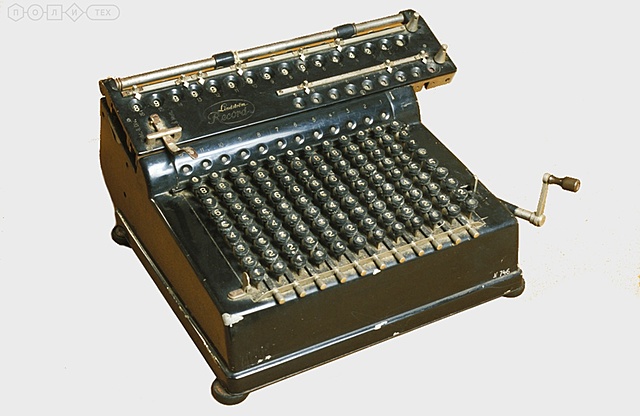 Томас Хилл построил двухразрядную клавишную суммирующую машину.