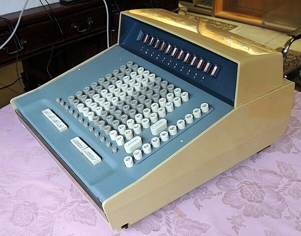 США. Дорра Фельт изобрел первую серийную многоразрядную клавишную однопериодную суммирующую машину.