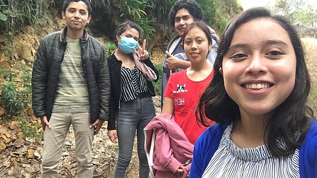 Amigos en cumpleaños.