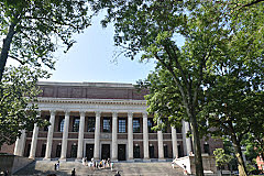 Barack enrolls into Harvard