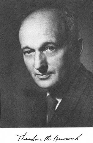 Theodore Newcomb (estudio longitudinal de cambio de actitudes por influencia del grupo de referencia en estudiantes del Bennington Collage, 1943)