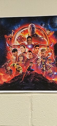 Mis amigos y yo hicimos un póster para la clase de química.