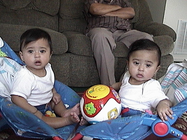 Mi hermana gemela y yo empezamos a jugar con la pelota