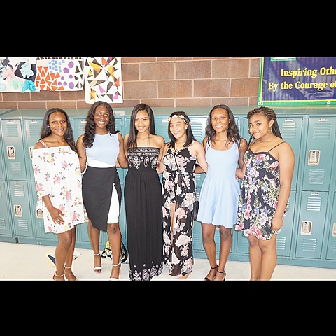 Recibí mi certificado de graduación de octavo grado.