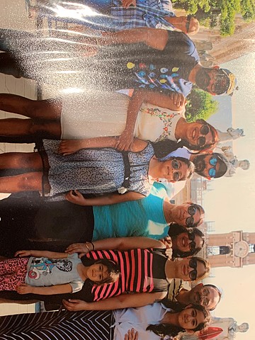 Toda mi familia visitó Europa conmigo.