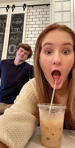 Yo empecé mi primer trabajo en un cafe con mi amigo.