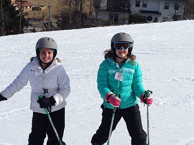 Yo fui esquiar en la nieve en la cierra con mi amiga.