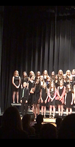 Cantó por primera vez.