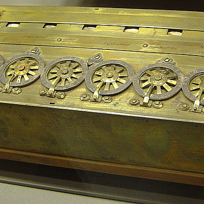 Timeline: 1642: El científico y filósofo francés Blaise Pascal inventa una máquina de sumar (la pascalina).