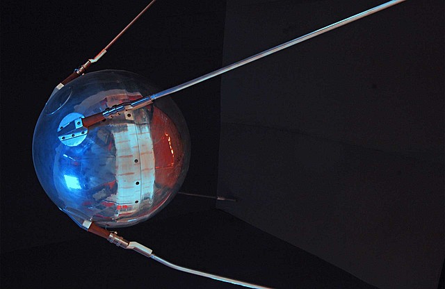 Lanzamiento del primer satélite orbital