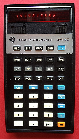 Texas Instruments fabrica os microprocesadores e lanza a primeira calculadora de peto cun microprocesador (4ª xeración)
