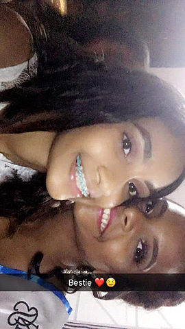 Ashley hace buenas amistades.