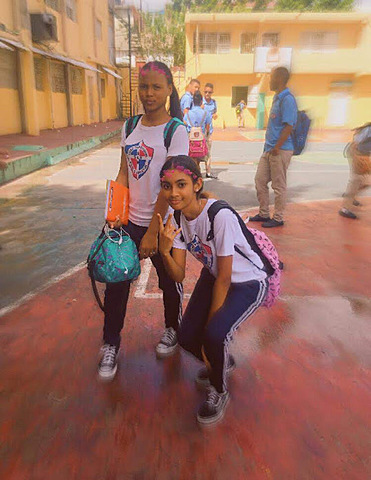 Ashley hace buenas amistades.