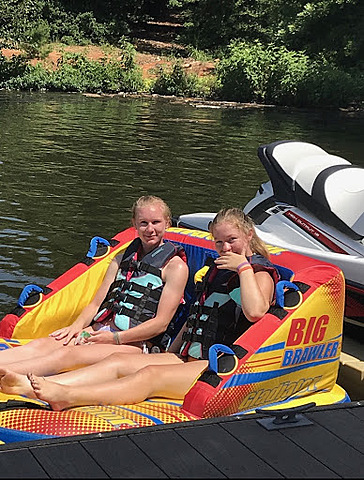 Mi familia compró una casa de lago.