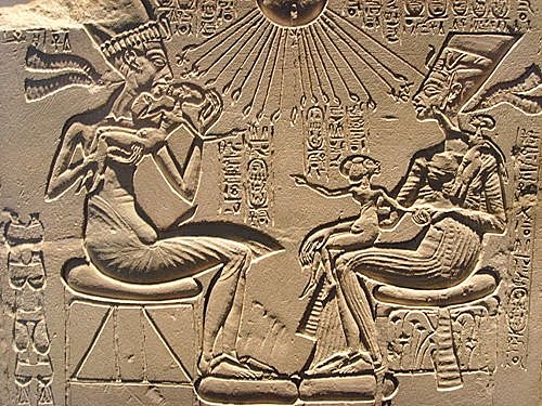 Relieve de Akhenatón con Nefertiti y sus hijas