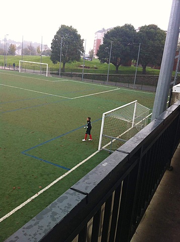 Jugando al fútbol en Frigsa
