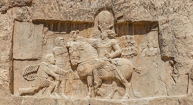 Naqsh I-Rustam. Detalle de relieves sasánidas.