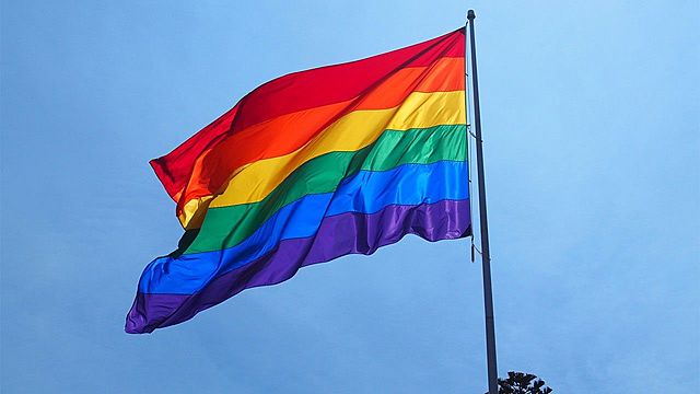 GILBERT BAKER , ARTISTA Y ACTIVISTA POR LOS DERECHOS DE LOS HOMOSEXUALES, DISEÑA LA BANDERA DEL ORGULLO.
