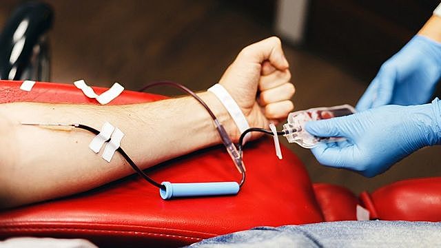 LA PROHIBICIÓN DE 1 AÑO DE HSH PARA DONAR SANGRE SE CAMBIA A 3 MESES.