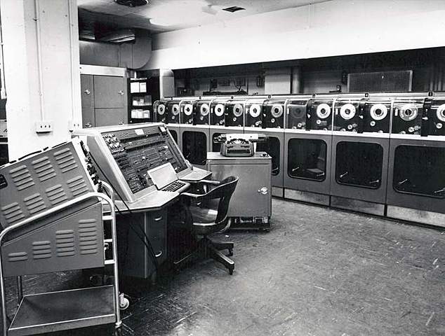 UNIVAC I. Primera computadora comercial.Los doctores Mauchly y Eckert fundaron la compañía Universal Computer (Univac), y su primer producto fue esta máquina. El primer cliente fue la Oficina del Censo de Estados Unidos.