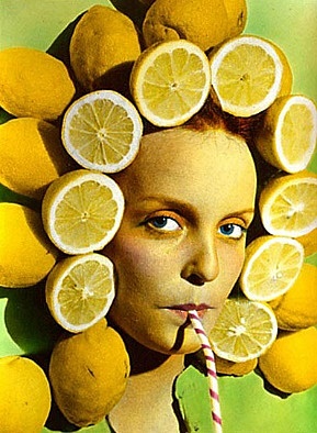 Expone la serie ‘’Peluquería’’ y viajes.