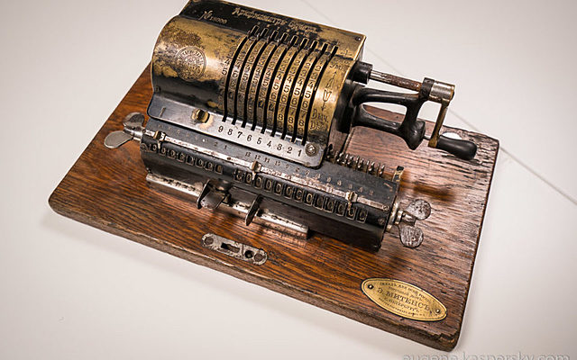 La calculadora mecánica de varias operaciones