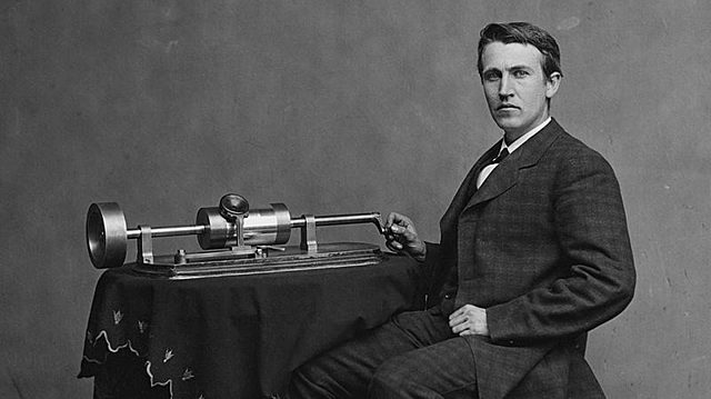 Thomas Edison inventa el fonógrafo