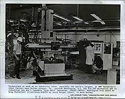 Imponse o uso de robots industriais nas fábricas.