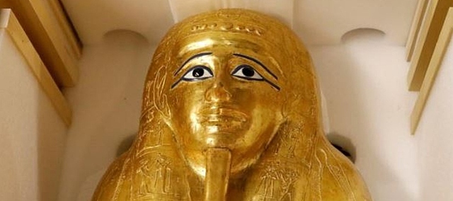 Esfinges de sacerdotes y jóvenes con signos clínicos característicos de esta afección