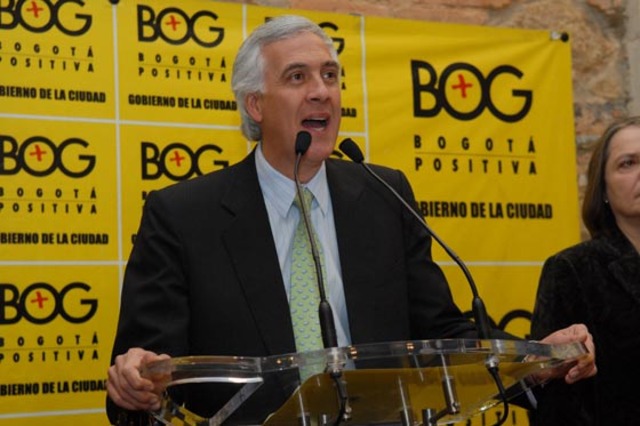 Polo suspende del partido a Samuel Moreno