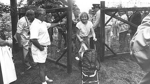 Hungary opens Austrian border