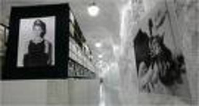 Bill Gates founds corbis