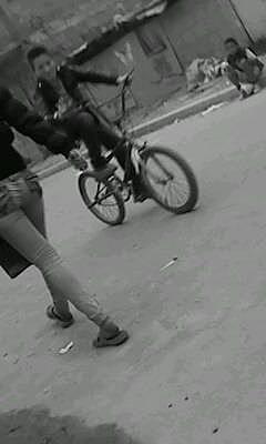 APRENDIENDO A MONTAR BICICLETA