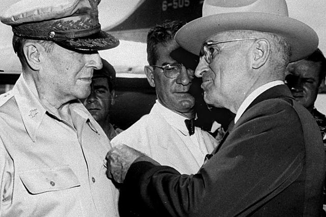 Destitución del General Douglas MacArthur